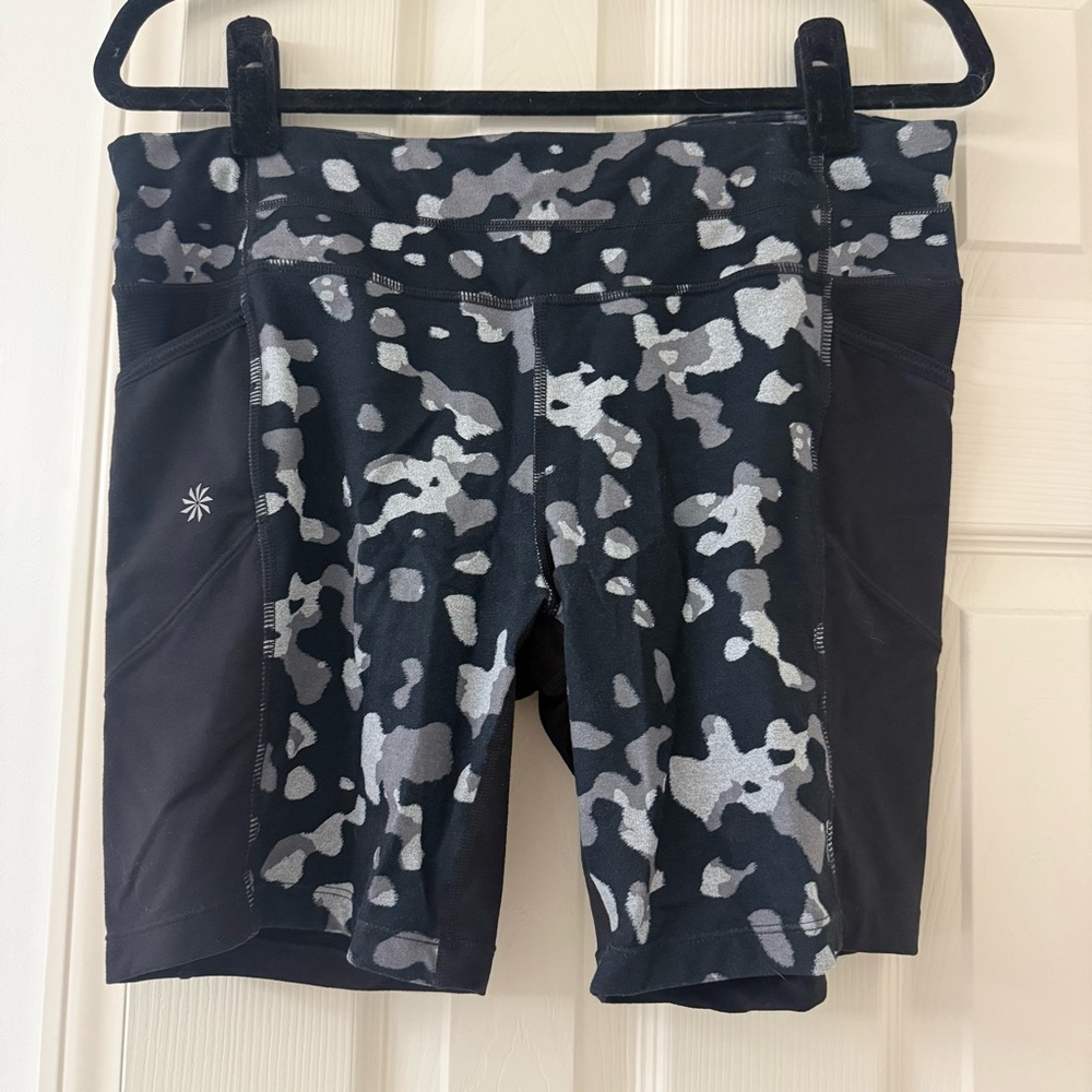 Athleta Women’s Black and Gray Camouflage Biker Shorts Size Large #169